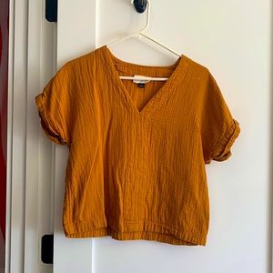 Universal thread short sleeve top size small